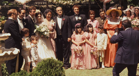 2. Michael toma del brazo a Kay para que esta aparezca en la foto familiar