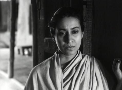 3. La madre observando la partida de Apu