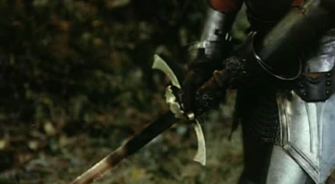 1. La película arranca con una cruda escena de luchas entre caballeros filmada mediante planos detalle de las armaduras