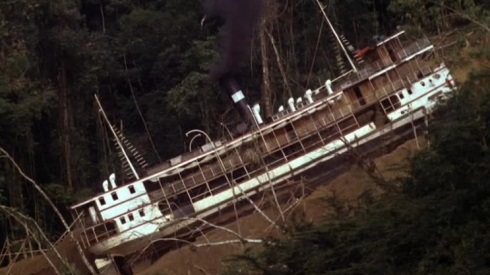 1. "La imagen de un enorme barco de vapor en una montaña"