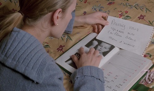 3. Sophie intentando descrifrar un escrito
