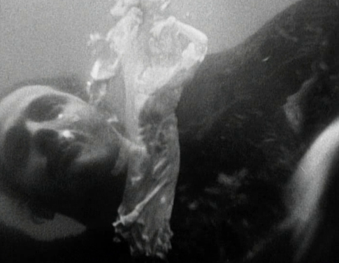 3. Jean buscando la imagen de Juliette en el fondo de las aguas del río
