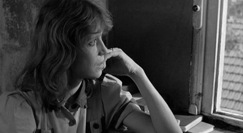 4. La cajera Pauline, con la mirada perdida y bañada en lágrimas