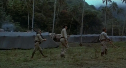 1. Lawrence siguiendo al sargento Hara