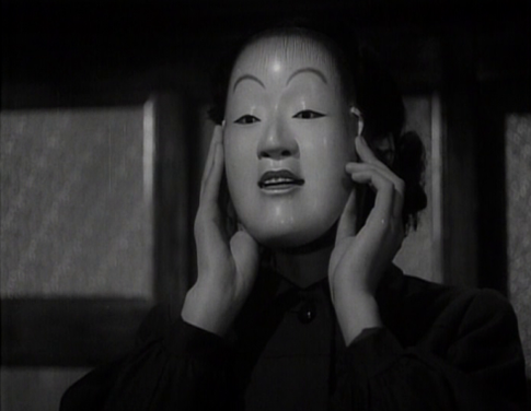 2. Ogata no puede evitar ver el rostro de Kikuko en la máscara