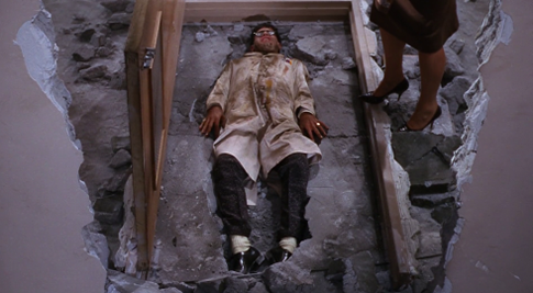 3. Julius Kelp como un vampiro en su sarcófago
