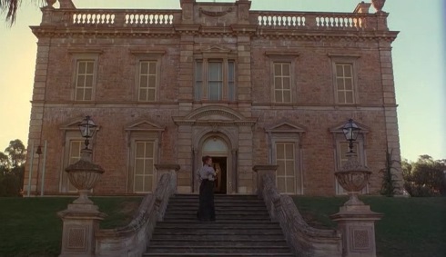 6. El edificio del internado, en contraposición a la silueta de Hanging Rock