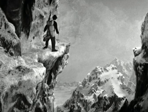 1. La inconfundible y característica imagen de Charlot avanzando por una cornisa de hielo