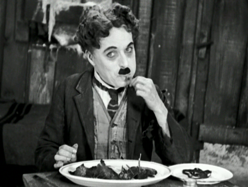 2. Charlot degustando una de sus botas