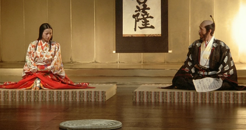 2. Kaede, recordando ante Taro la barbarie de Hidetora (con la opresiva ausencia del protagonista)