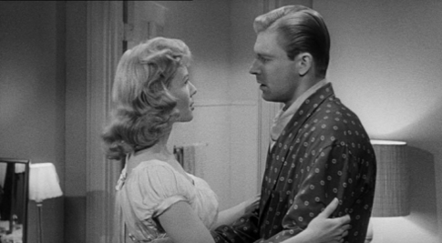 1. Primera constatación objetiva: Louise no necesita alzarse para besar a Scott