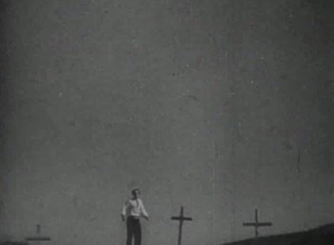 El traidor (Judas) rodeado por tres cruces
