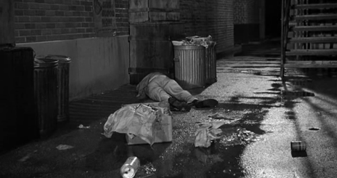 4.Tolly desplomándose sin vida en un callejón de los bajos fondos