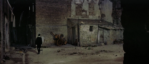 4. Don Fabrizio desapareciendo entre las sombras de un viejo callejón