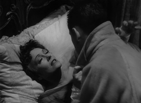 2. El protagonista, literalmente engullido por el vampírico abrazo de Norma